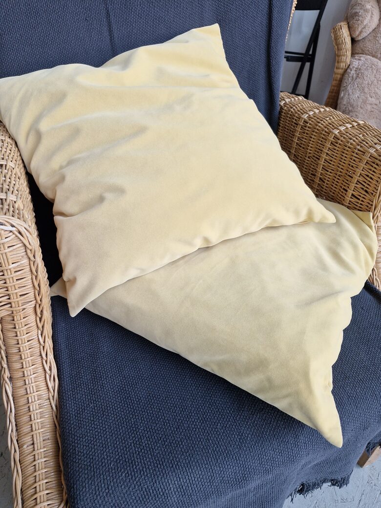 Spilvens dzeltens, samta